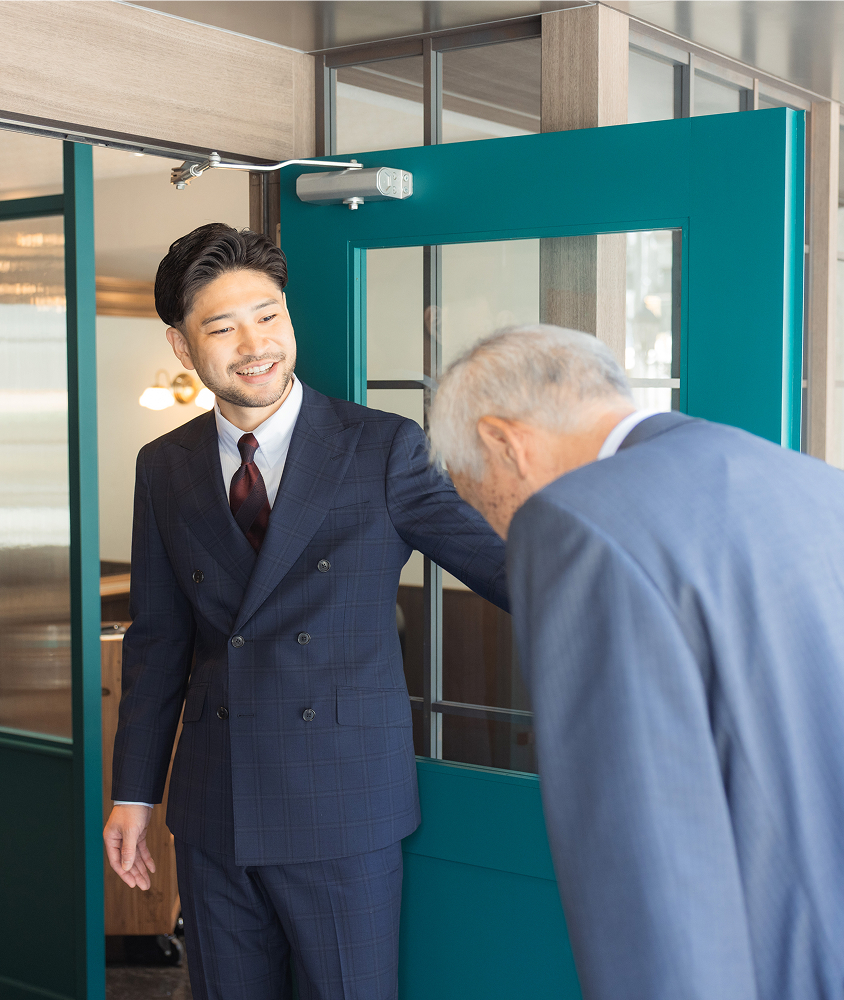 お客様の来店を出迎えるスタッフ