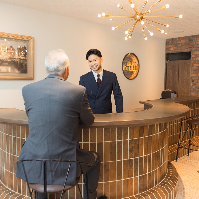常連客と親しげに会話しているシーン