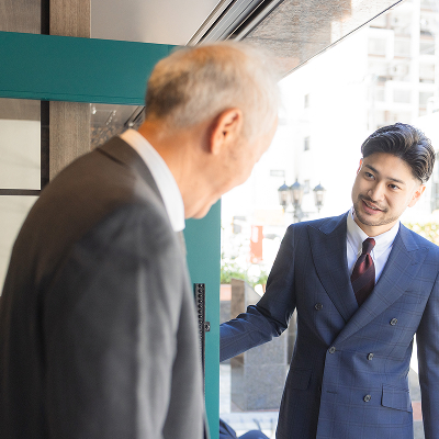初来店の方を見送るスタッフ