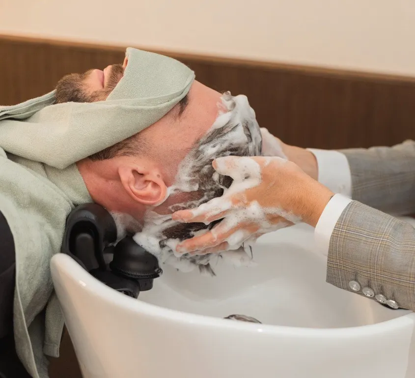 30~40代男性がヘッドスパを気持ちよさそうに受けている画像
