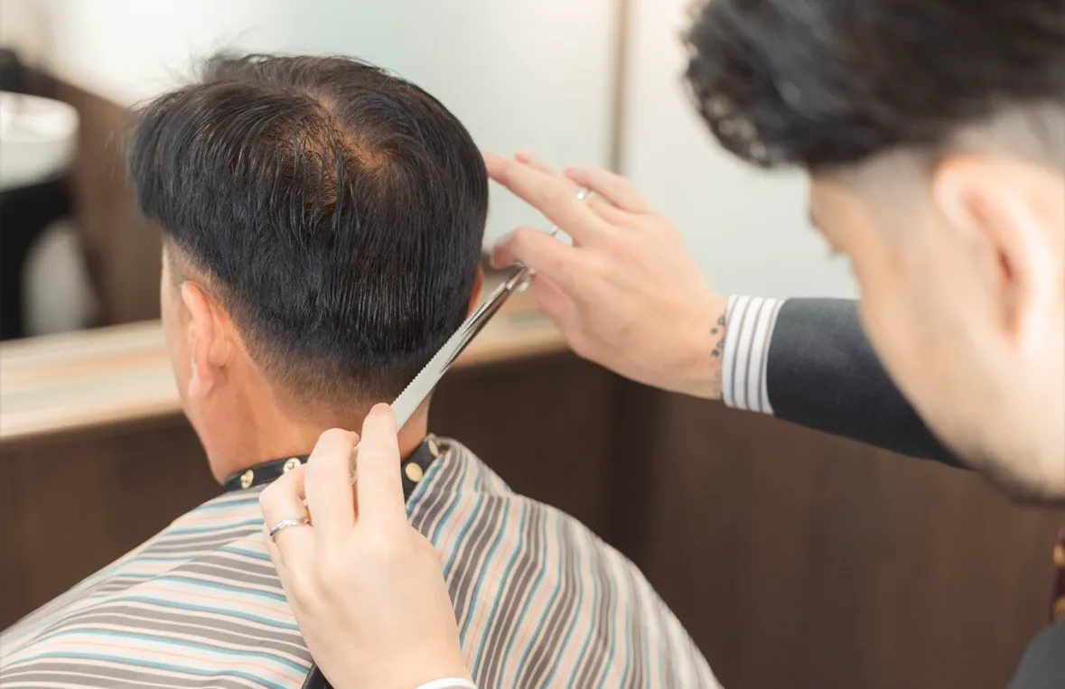 ３０～40代の男性がリラックスしながら北浜でヘアカットしてる画像