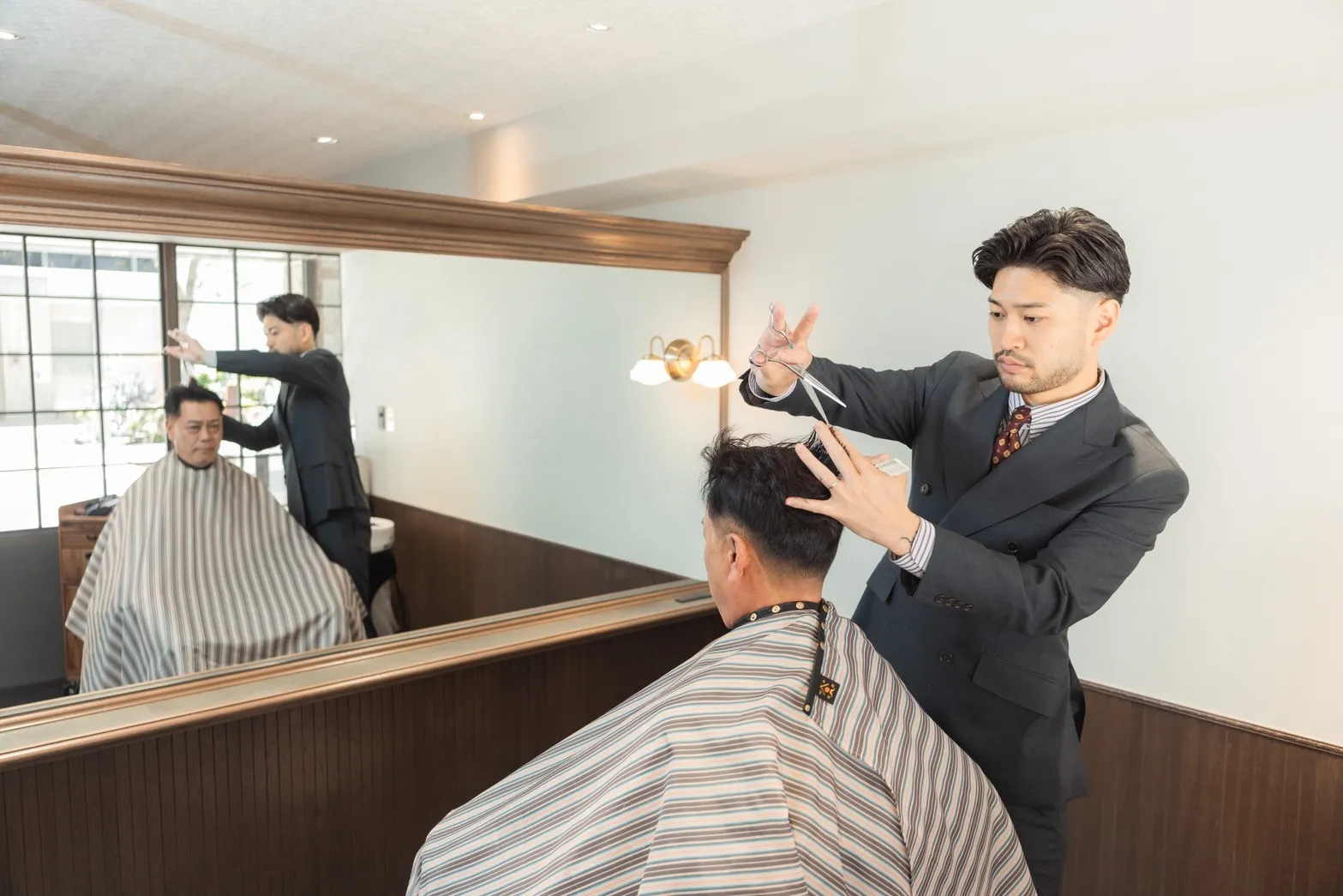 30～40代男性がカットされてる写真