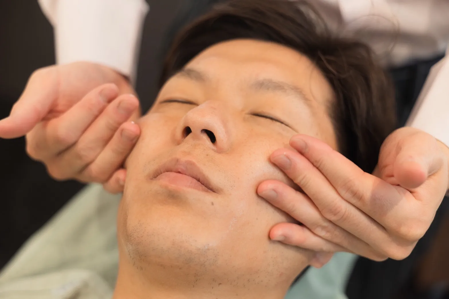 30～40代のビジネスマンがシェービング後、気持ちよさそうにしてる画像
